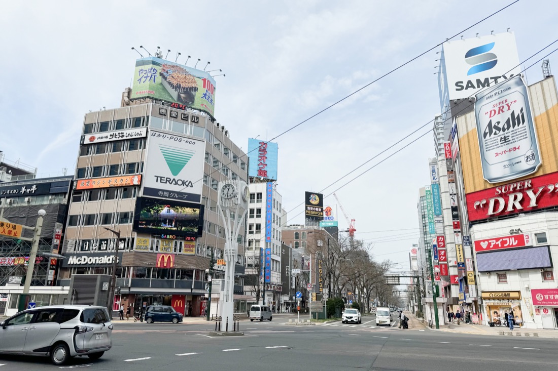 ライフワークが入る恵愛ビル周辺、すすきの交差点